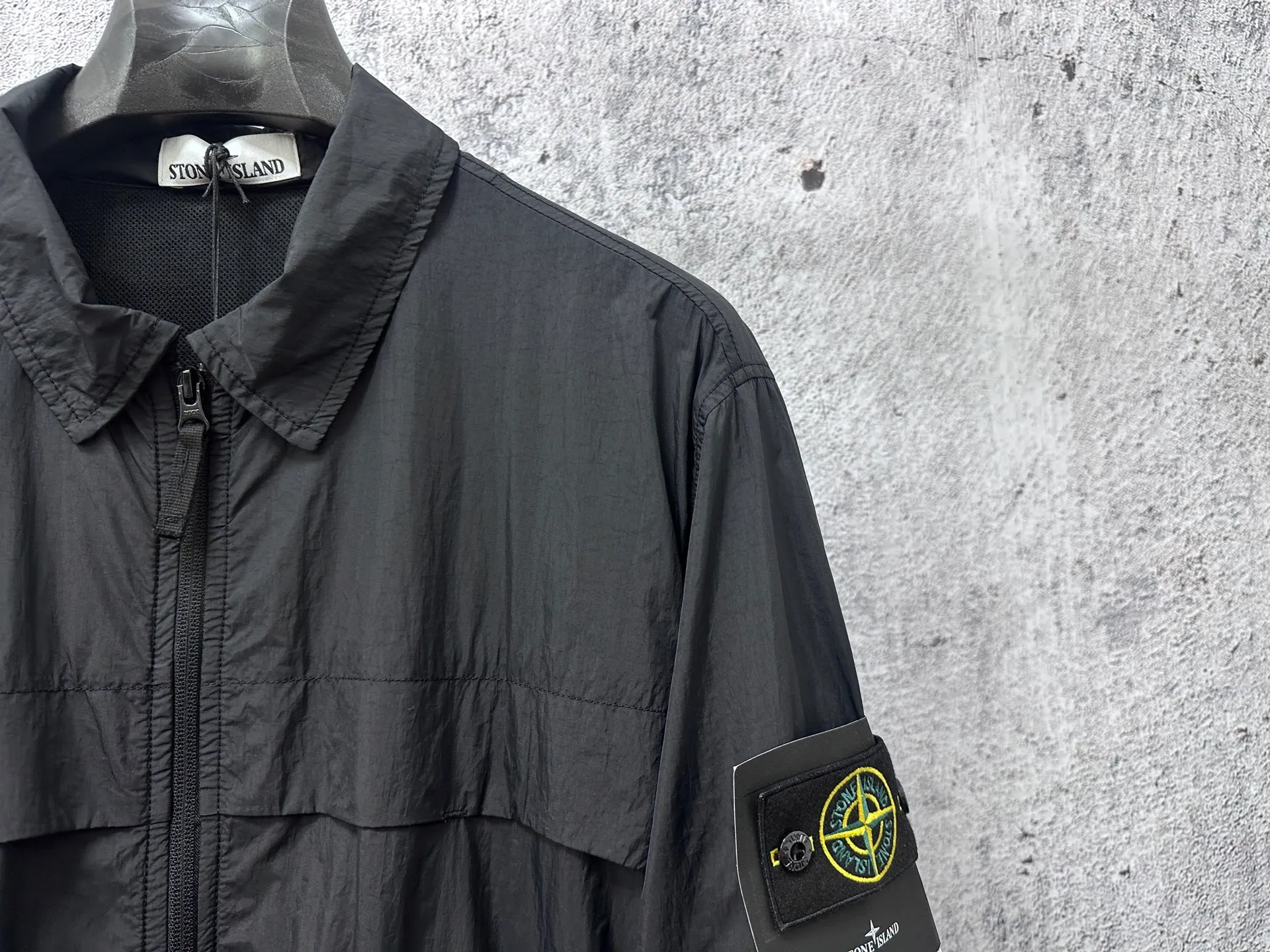 P360 [STONE ISLAND] Stone Island 25s black metal nylon jacket. Made of customized metal nylon fabric. The cost is quite high. The cross-section is Y-shaped. Fastness level is above level 3. Windproof, splash-proof, and anti-static. Garment dyeing technology gives a unique light metallic luster. Simple and elegant design. Compass mark on the left chest. Logo on the left sleeve. Uniform for men and women. Suitable for daily commuting. Size: S-XL